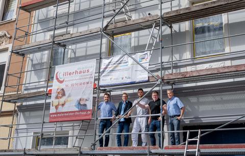 Stadtteilarchitekt Jörg Hollweg (Zweiter von links) und Hauseigentümer Volker Schneider (rechts außen) standen in direktem Austausch über die Fördermöglichkeiten des Fassadenumbaus. 