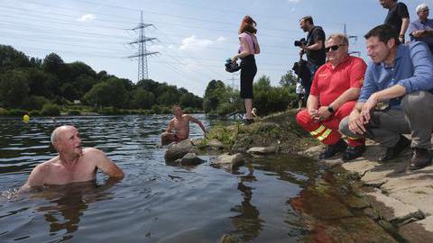 Ins Wasser gelangt man einfach über mehrere natürliche Einstiegsstellen in der Uferbepflanzung.