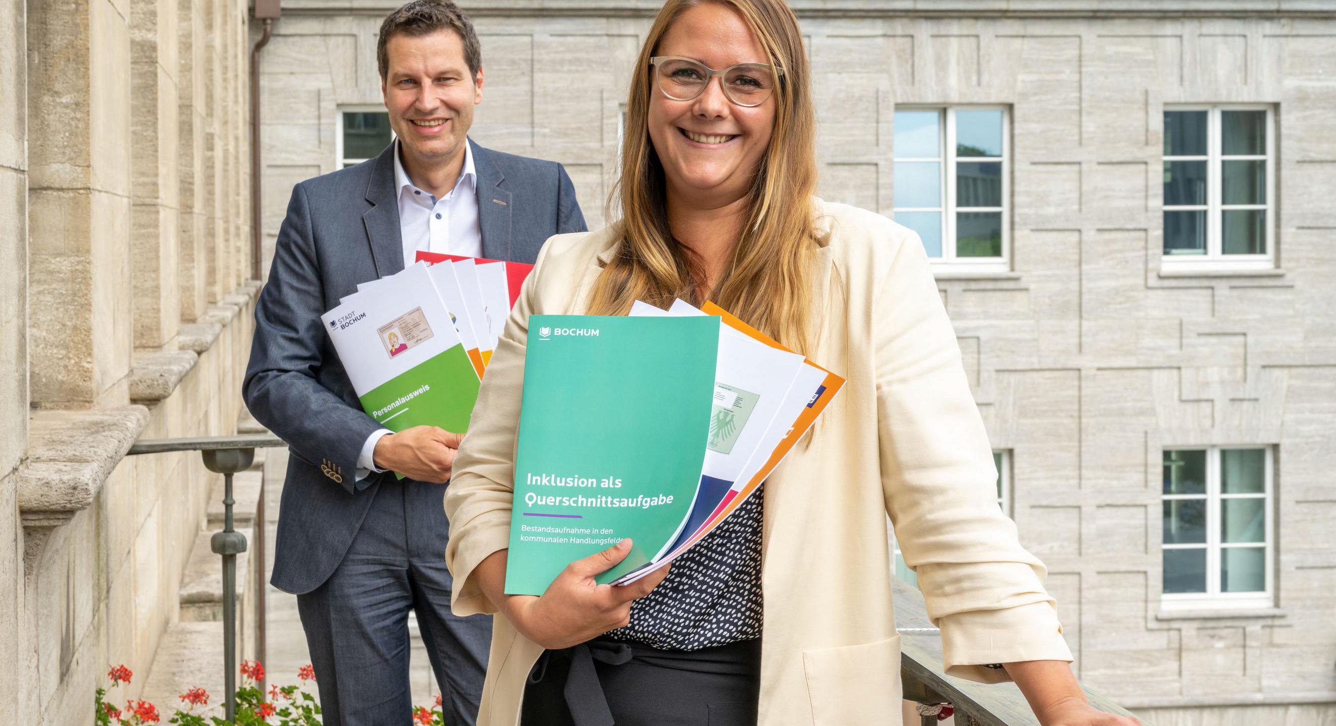 Melina Altenkamp, neue Inklusionsbeauftragte der Stadtverwaltung Bochum und Oberbürgermeister Thomas Eiskirch, 29.06.2022.