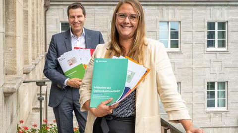 Melina Altenkamp, neue Inklusionsbeauftragte der Stadtverwaltung Bochum und Oberbürgermeister Thomas Eiskirch, 29.06.2022.