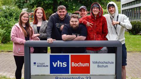 Junge Erwachsene erwerben Schulabschluss an der VHS