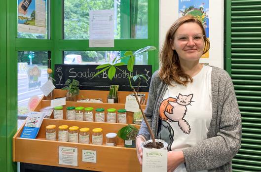Bibliotheksmitarbeiterin Marzena Kujon präsentiert die Saatgut-Bibliothek.