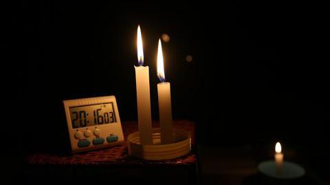 Brennende Kerzen in einem dunklen Raum