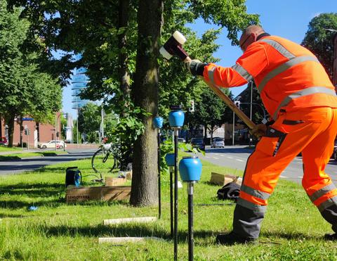 Die neuen Bodenfeuchtigkeitssensoren werden installiert.