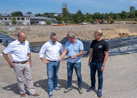 Jürgen Schürmann, Gerard Graf und Christian Graf mit Umweltdezernent Markus Bradtke (2.v.l.) bei der Projektbesprechung.