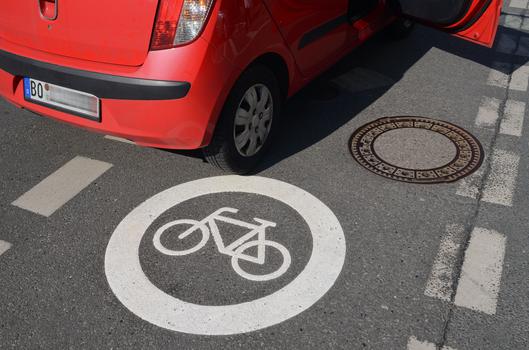 Ein Pkw steht auf einem Radweg