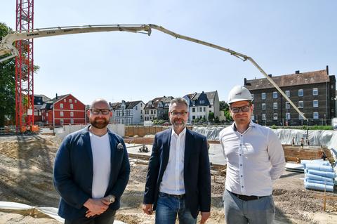 Das Foto zeigt von links nach rechts: Thomas Janicki (Bollmann-Gruppe), Stadtbaurat Dr. Markus Bradtke und Tobias Wendorf (Ten Brinke).