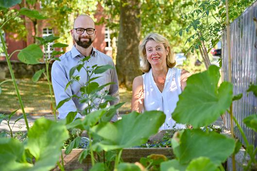 Philipp Heidt und Rita Brandenburg vom Umwelt- und Grünflächenamt der Stadt Bochum.