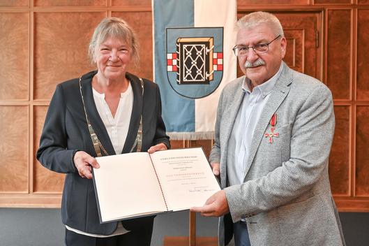 Ralf Höfgen erhält am 17.08.2022 das Verdienstkreuz am Bande des Verdienstordens der Bunderepublik Deutschland von Bürgermeisterin Schäfer in Vertretung des Oberbürgermeisters überreicht.