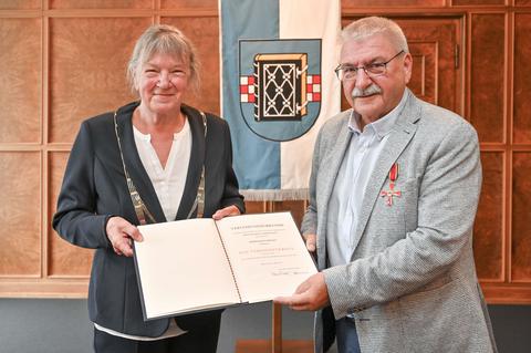 Ralf Höfgen erhält am 17.08.2022 das Verdienstkreuz am Bande des Verdienstordens der Bunderepublik Deutschland von Bürgermeisterin Schäfer in Vertretung des Oberbürgermeisters überreicht.