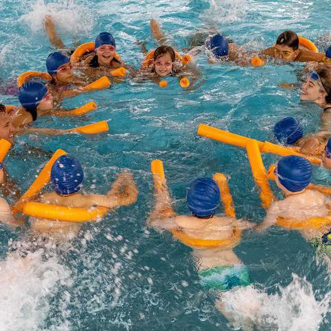 Schwimmunterricht im Lehrschwimmbecken der Graf-Engelbert-Schule im August 2022