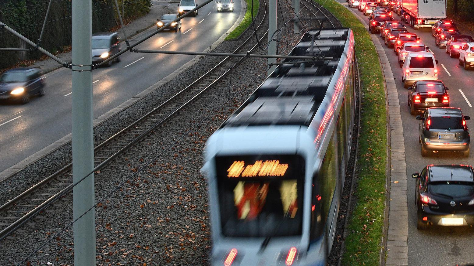 Symbolbild Verkehr - Straßenbahn und PKWs