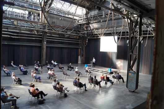 Präsentation mit mehreren Anwesenden