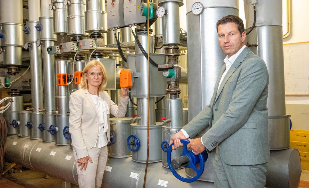 Oberbürgermeister Thomas Eiskirch und Dezernentin Dr. Eva-Maria Hubbert stellen die Energiesparmaßnahmen der Stadt Bochum vor.