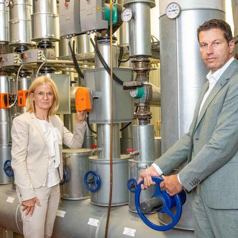 Oberbürgermeister Thomas Eiskirch und Dezernentin Dr. Eva-Maria Hubbert stellen die Energiesparmaßnahmen der Stadt Bochum vor.