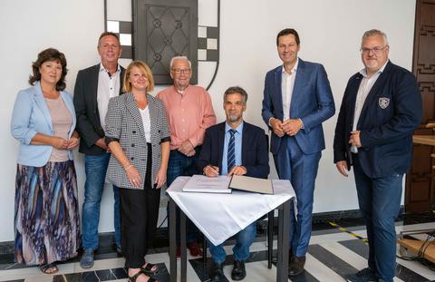 Nordhausens Oberbürgermeister Kai Buchmann beim Eintrag in das Gästebuch der Stadt Bochum.