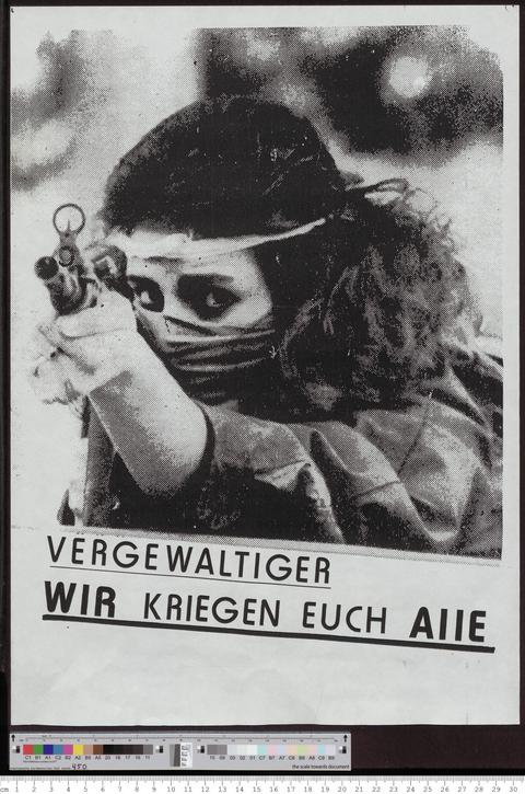 Plakat mit der Aufschrift "Vergewaltiger - Wir kriegen euch alle"