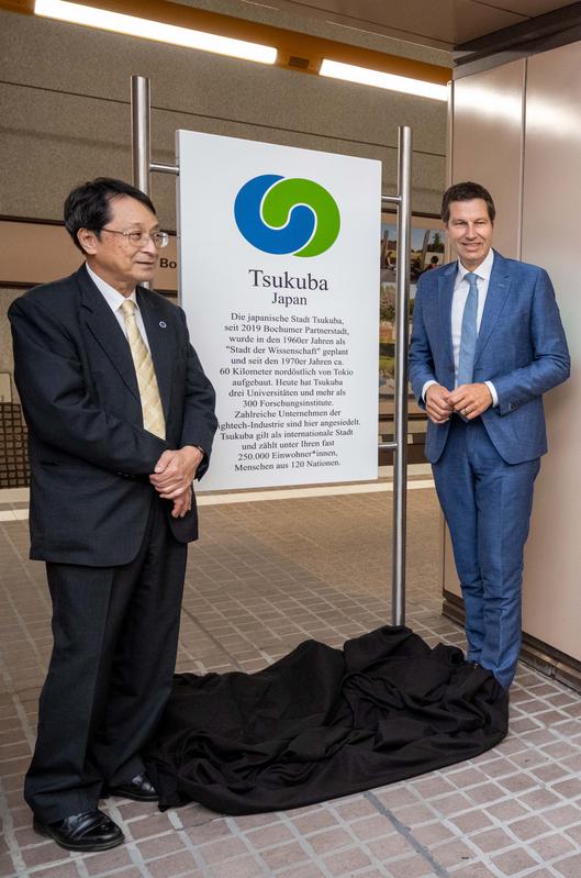 Enthüllung der Steckbrief-Tafel mit Oberbürgermeister Thomas Eiskirch und einem Vertreter aus Tsukuba