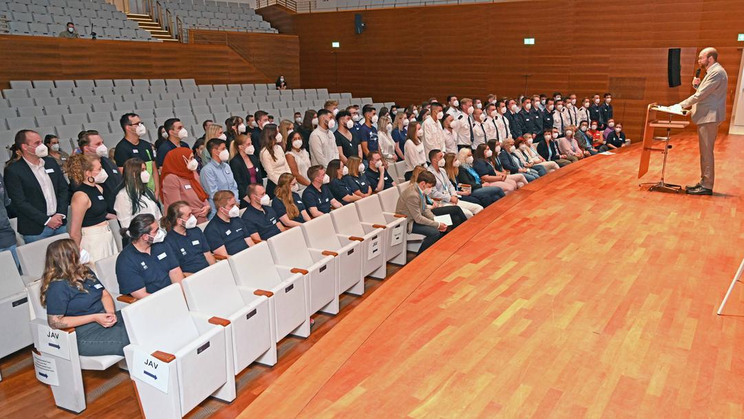 Begrüßung der neuen Auszubildenden durch Stadtdirektor Sebastian Kopietz im Musikforum 1. September 2022