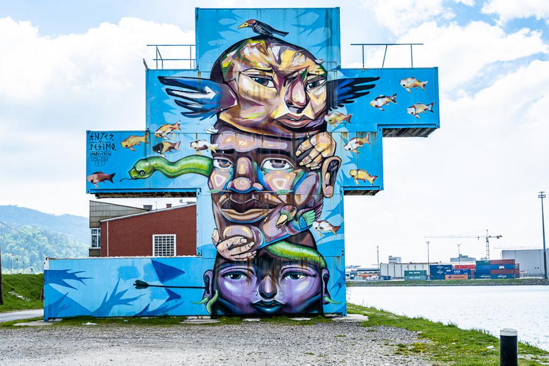 Container kunstvoll mit einem Graffito dekoriert