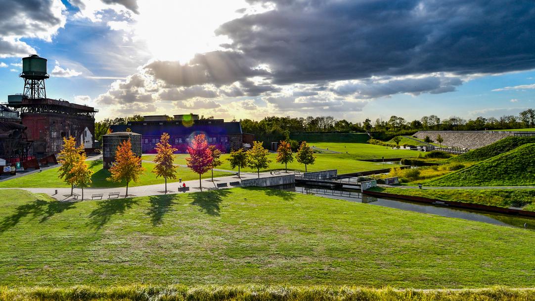 Die Sonne dringt durch die Wolken über den Westpark