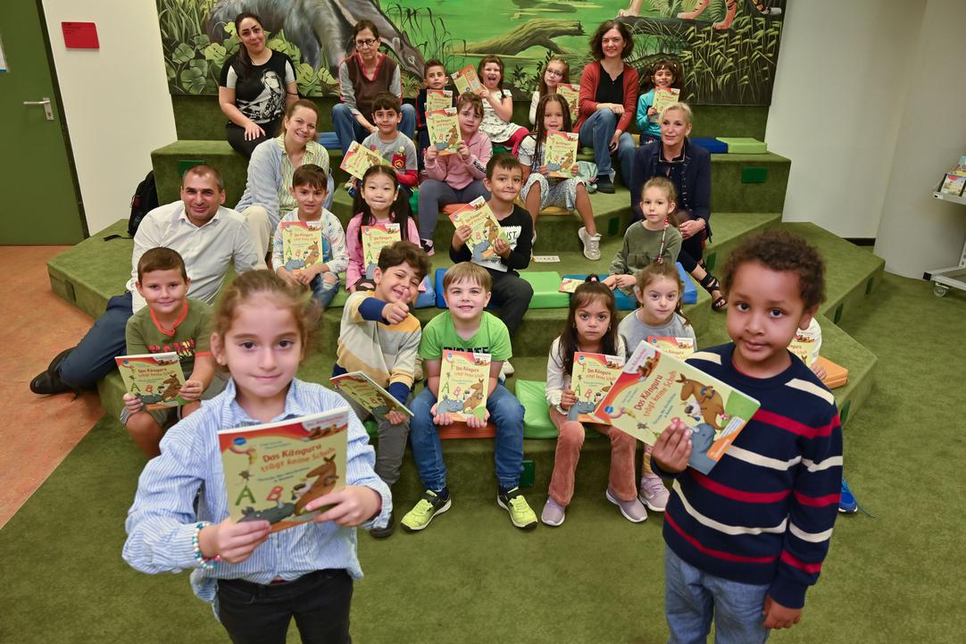 Kinder mit Büchern in den Händen