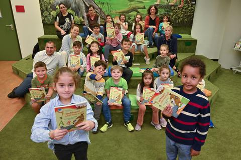 Kinder mit Büchern in den Händen