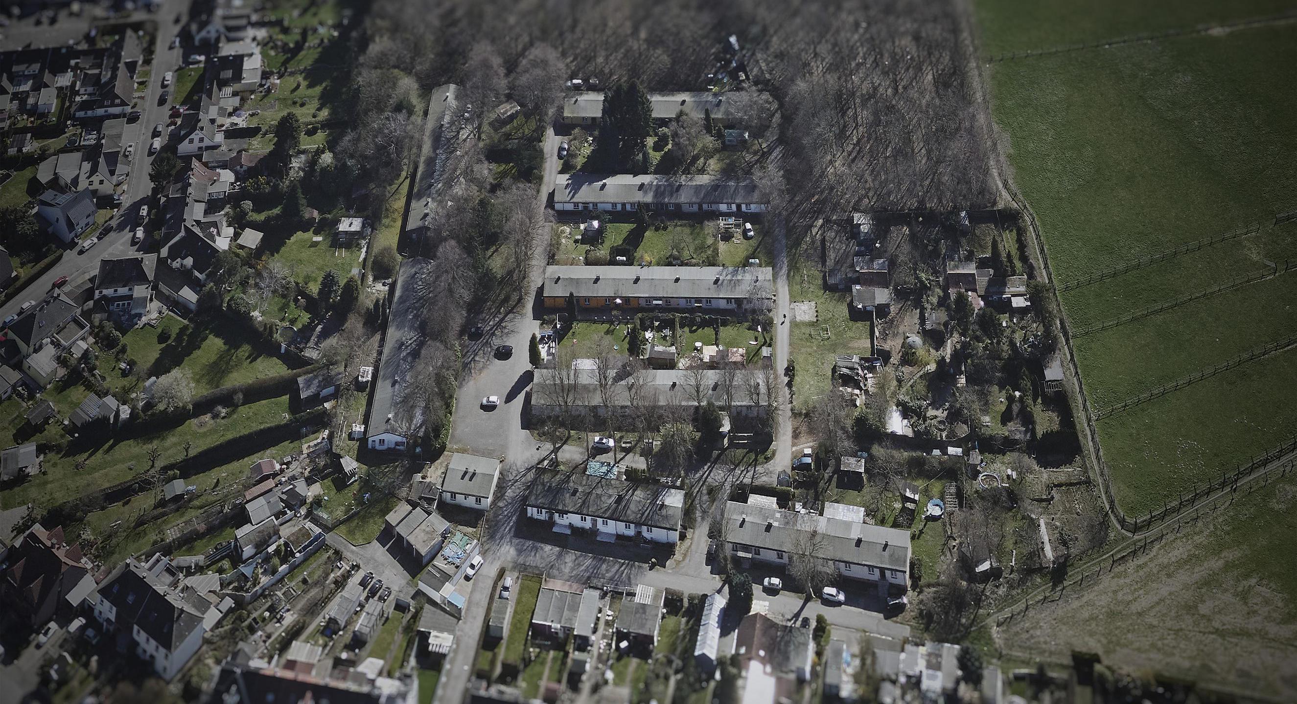 Ein Schrägluftbild der neun eingeschossigen Barracken des ehemaligen Zwangsarbeiterlagers in Bochum-Bergen
