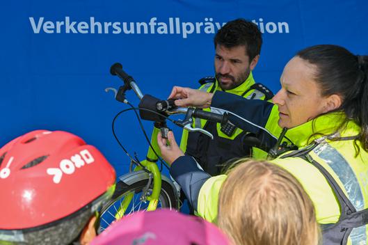 Kinder lernen, wie sie ihr Fahrrad verkehrssicher machen.