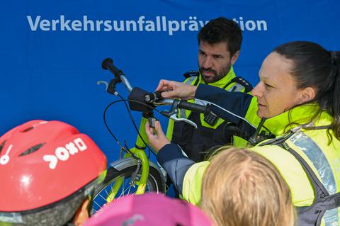 Kinder lernen, wie sie ihr Fahrrad verkehrssicher machen. 