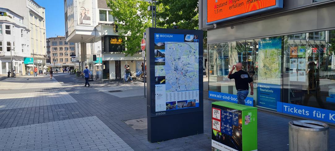 Eine der zehn WLAN-fähigen City-Light-Poster-Vitrinen