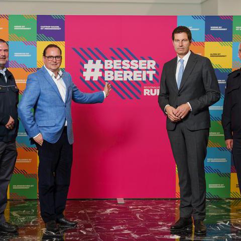 Thomas Eiskirch, Oberbürgermeister der Stadt Bochum und Vorsitzender des Kommunalrats (Zweiter von rechts), sowie Thomas Kufen, Essener Oberbürgermeister und stellvertretender Kommunalratsvorsitzender (Zweiter von links) die Kampagne vor. Gemeinsam mit Rolf-Erich Rehm, Kreisbrandmeister aus dem Ennepe-Ruhr-Kreis (rechts), und Gordon Niederdellmann vom Technischen Hilfswerk in Gelsenkirchen (links)