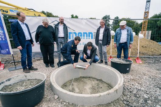 Thomas Eiskirch und Simon Heußen versenken die Zeitkapsel