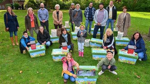 Am Mittwoch, 28. September, hat Rita Brandenburg vom Umwelt- und Grünflächenamt die Bienenkoffer den Einrichtungen überreicht: Je eine Kita und eine Grundschule aus jedem Stadtbezirk haben einen Koffer als Dauerleihgabe erhalten. 