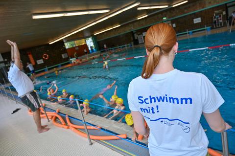 Bademeisterin am Beckenrand