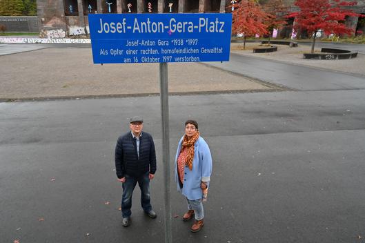 Bezirksbürgermeisterin Gabriele Spork und Helge Gierth, Liegenschaftsamt Stadt Bochum