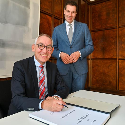 Oberbürgermeister Thomas Eiskirch und Regierungspräsident Heinrich Böckelühr
