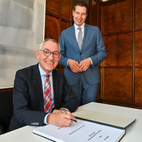 Oberbürgermeister Thomas Eiskirch und  Regierungspräsident Heinrich Böckelühr