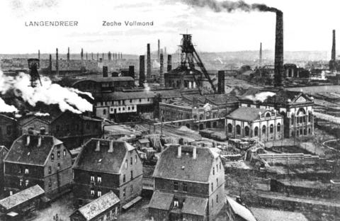 Zeche Vollmond in Langendreer (heute Bochum) um 1900 bis 1910, typische Ansicht mit Förderturm, Maschinenhalle, Werkshallen und Wohnhäusern von Arbeitern.  Auf der Zeche wurde um 1801 die erste Dampfmaschinen im Ruhrbergbau eingesetzt. Aufnahme erfolgte vom Schlackeberg.