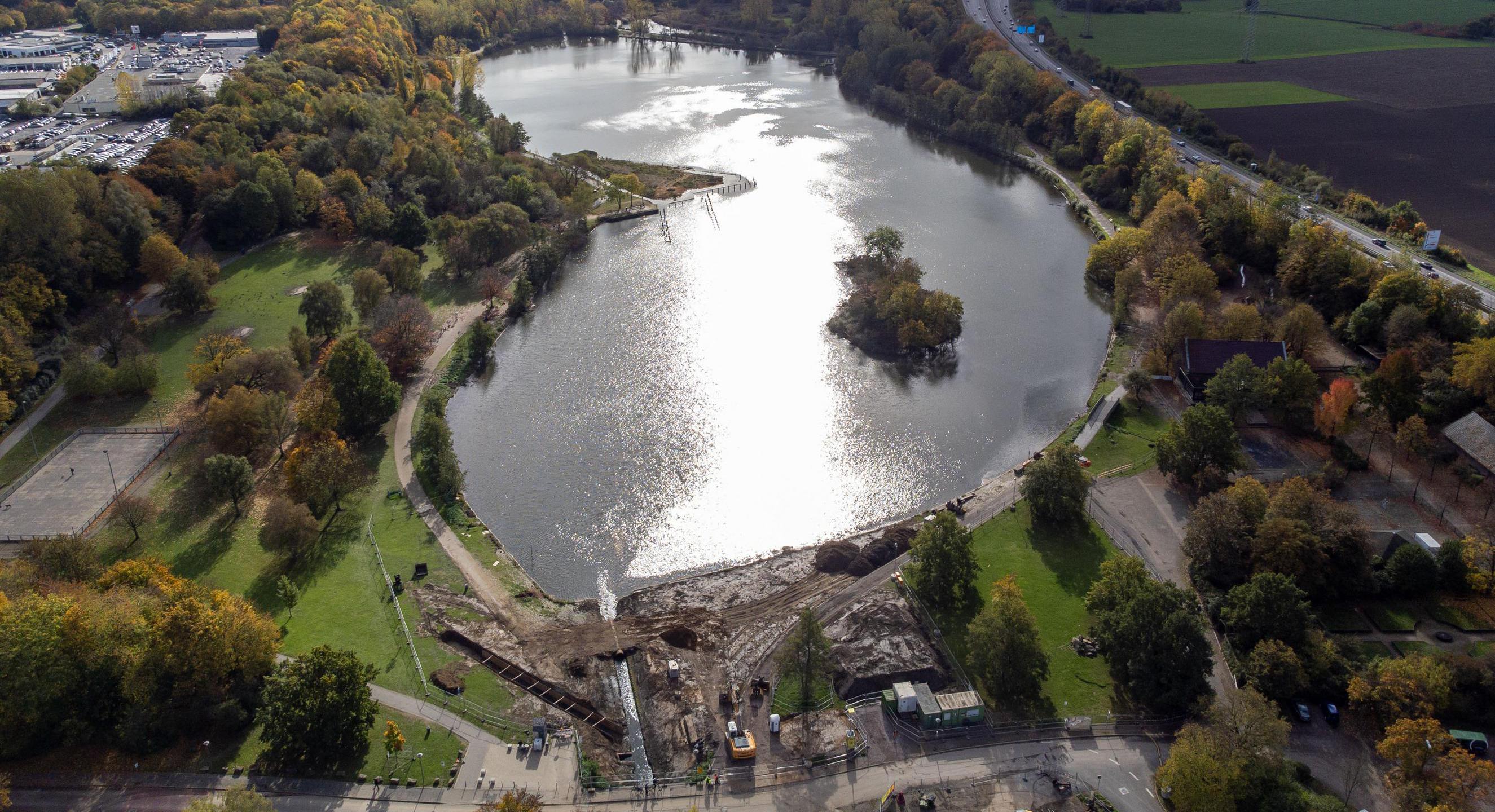 Die Luftaufnahme vom 26.10.2022 zeigt den Ümminger See in Bochum.