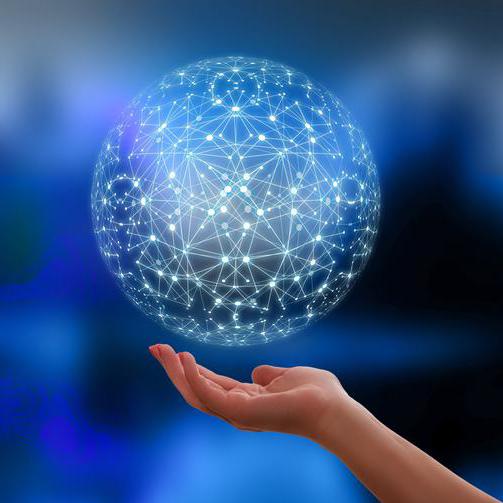 Eine Hand, die einen digitalen aus Vernetzungen bestehenden blauen Globus in der Hand hält. 