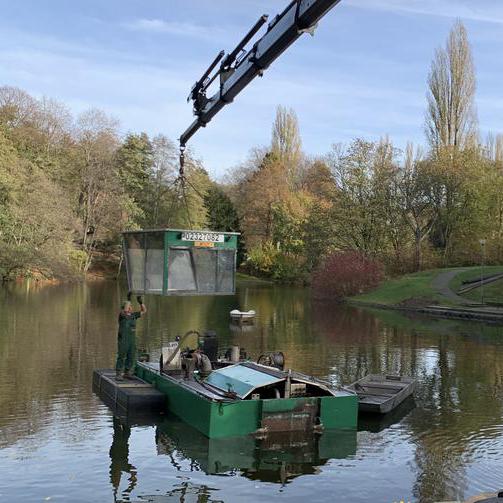 Ein Schneidkopfsaugbagger wurde in den Stadtparkteich gesetzt.