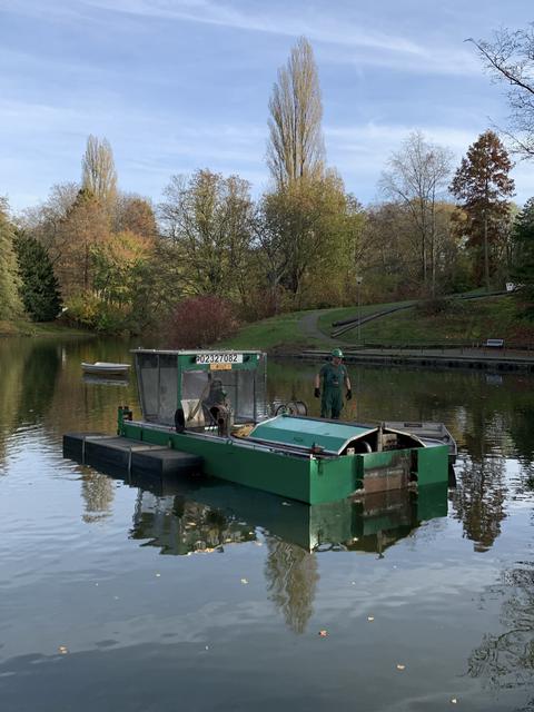 Ein Schneidkopfsaugbagger wurde in den Stadtparkteich gesetzt.