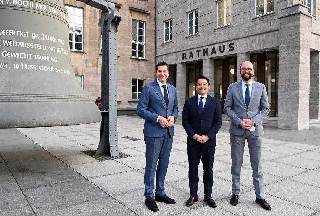 Oberbürgermeister Thomas Eiskirch, Dr. Tatsuo Igarashi, Oberbürgermeister von Bochums japanischer Partnerstadt Tsukuba und Stadtdirektor Sebastian Kopietz