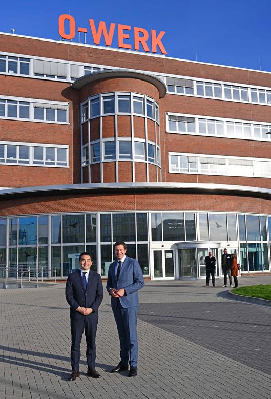 Besuch einer Delegation aus der Partnerstadt Tsukuba vor dem ehemaligen Opel-Werk