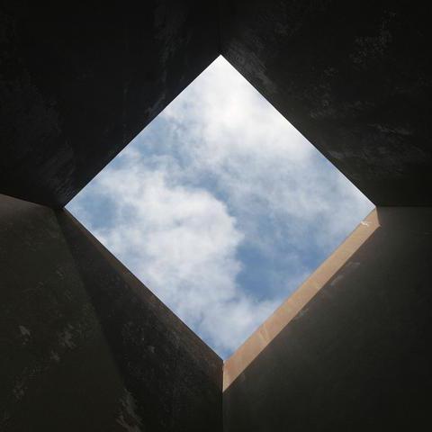 Blick durch das Kunstwerk Terminal in den Himmel