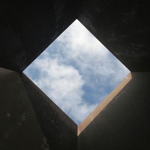 Blick durch das Kunstwerk Terminal in den Himmel