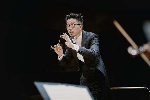 Tung Chieh Chuang beim dirigieren