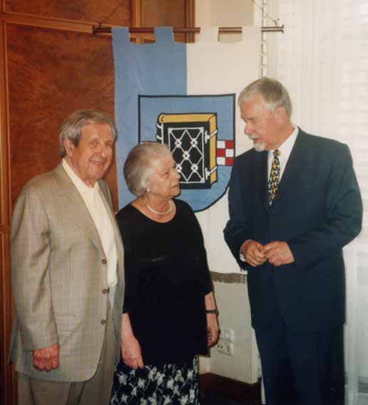 Karla Bär und David Goldberg mit Oberbürgermeister Stüber 2000 im Rathaus Bochum