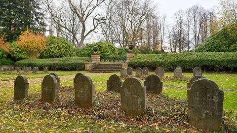 Oberbürgermeister Thomas Eiskirch stellt am 28.10.2022 auf dem Friedhof an der Blumenstraße die Sammlung der Erinnerungsorte vor und erläutert, welche historischen Gedenkstätten nun als erste überarbeitet und saniert werden.